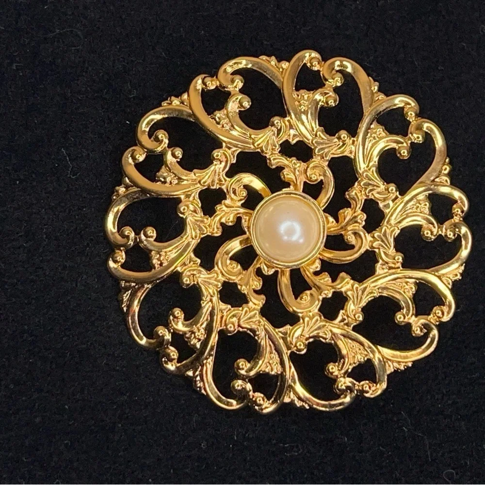 Vintage Avon Gold Tone Faux Pearl Round Filigree Brooch Pin Ornate Filigree